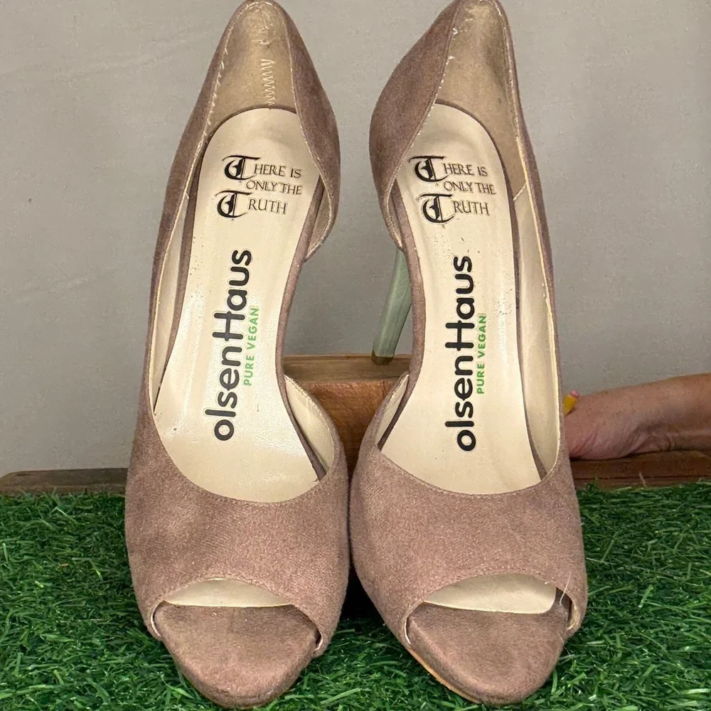 Olsen Haus Elegant Peep-Toe Tan Heels - Picture 5 of 6